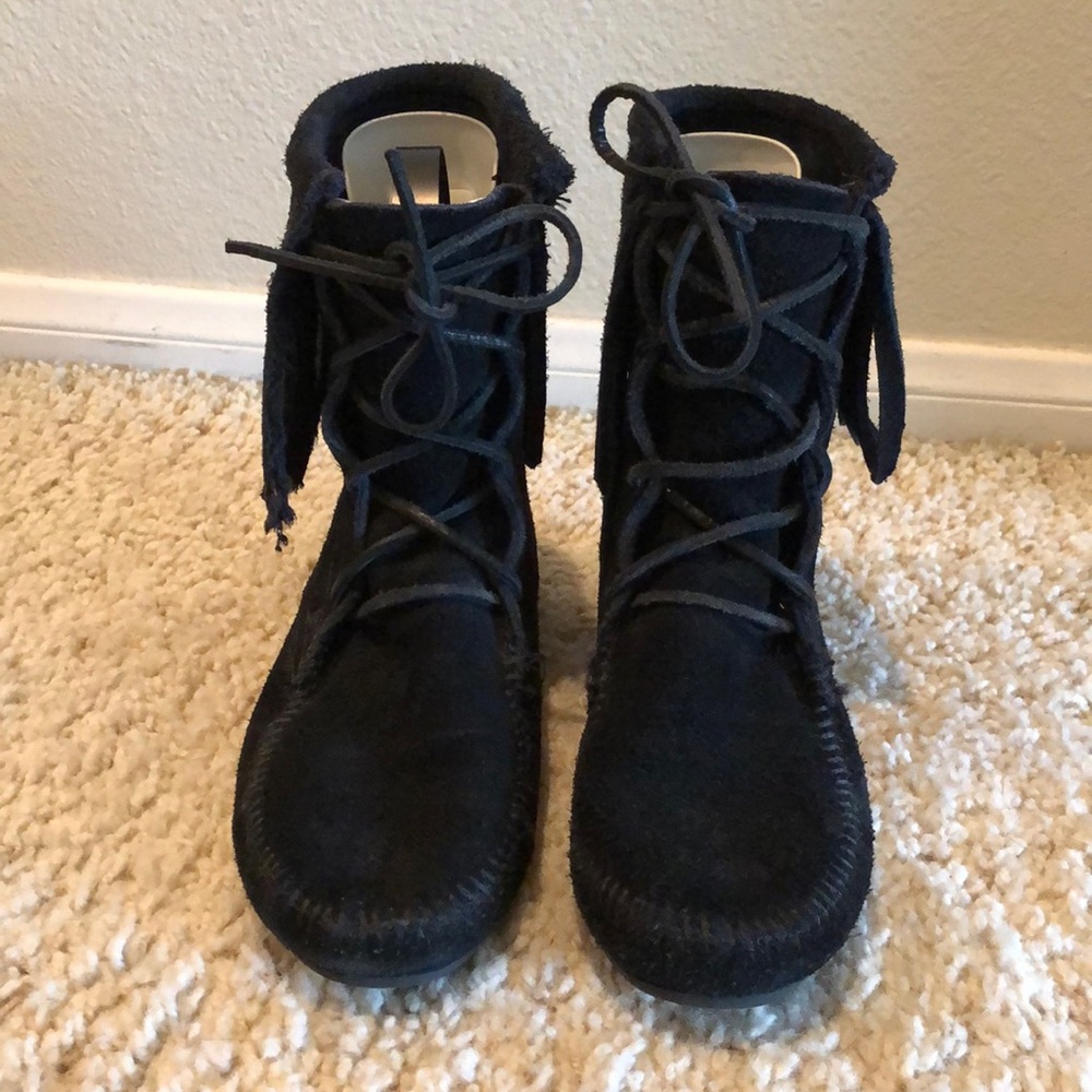Minnetonka suede ankle booties size 7